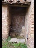 02738 ostia - regio v - insula vi - caseggiato del sole (v,vi,1) - raum (17) - latrine - suedostecke - bli ri osten - 01-2024.jpg